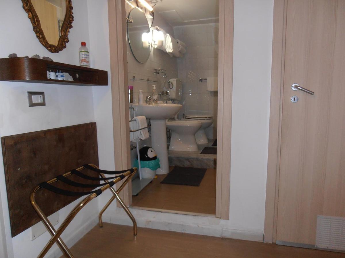 La Residenza Napoli Chiaia Short Let Apartment Superior Via Chiaia 82 Exterior photo