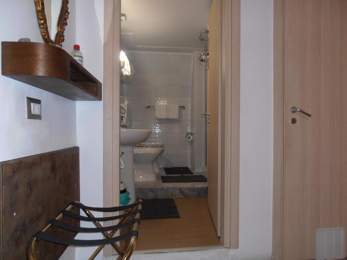 La Residenza Napoli Chiaia Short Let Apartment Superior Via Chiaia 82 Exterior photo