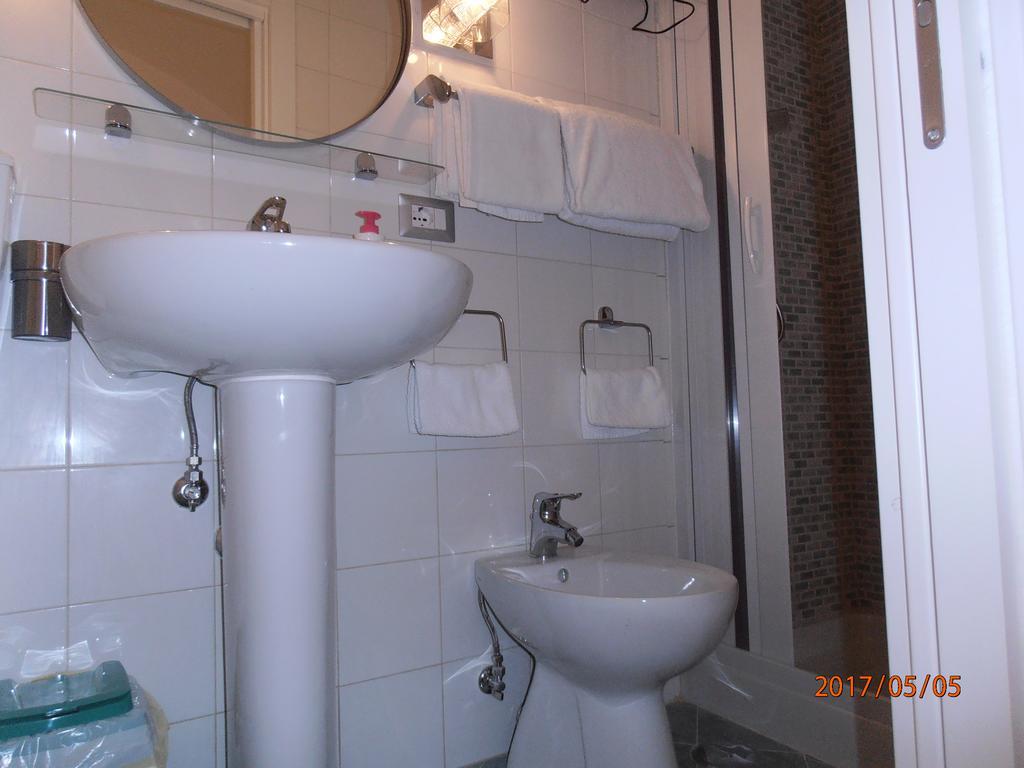 La Residenza Napoli Chiaia Short Let Apartment Superior Via Chiaia 82 Exterior photo