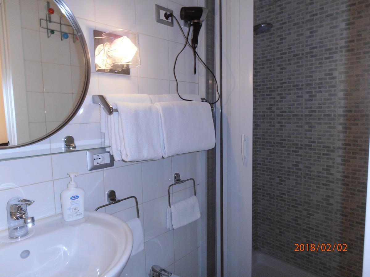 La Residenza Napoli Chiaia Short Let Apartment Superior Via Chiaia 82 Exterior photo